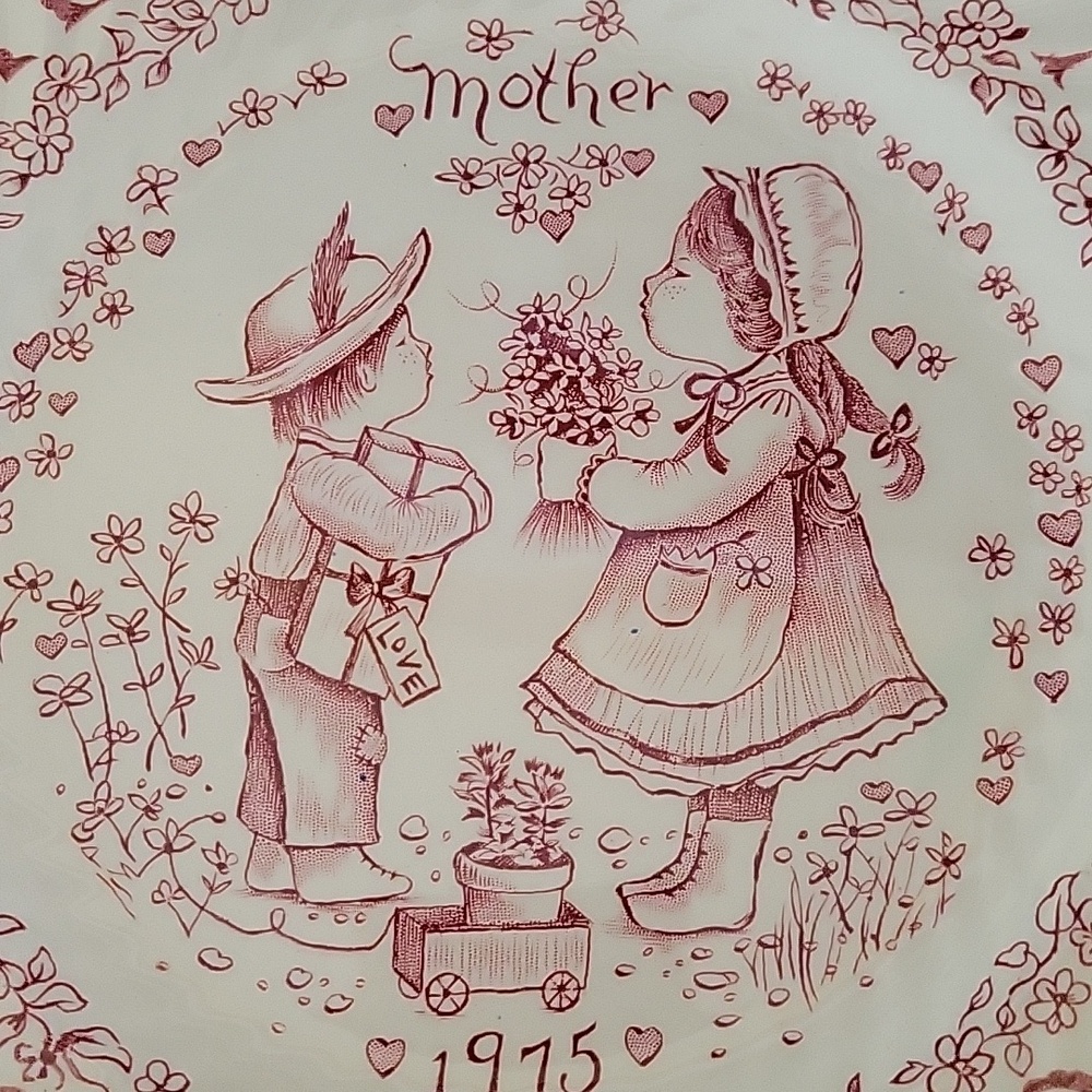 Vintage 1975 Decorative Mother Plate in Red Transferware 9" - Picture 3 of 4